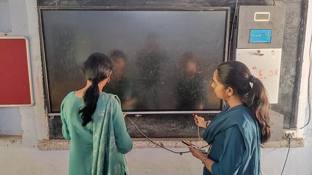 शहर के पीएमश्री कन्या स्कूल में बंद पड़ा स्मार्ट बोर्ड।