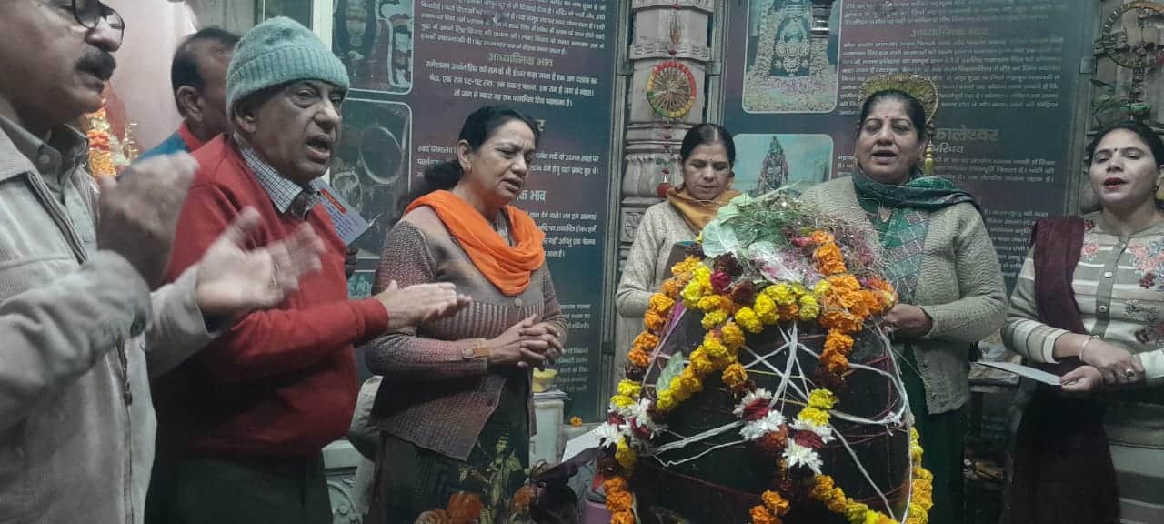 श्री राम मंदिर में भोले बाबा की पूजा करते श्रद्धालु। संवाद