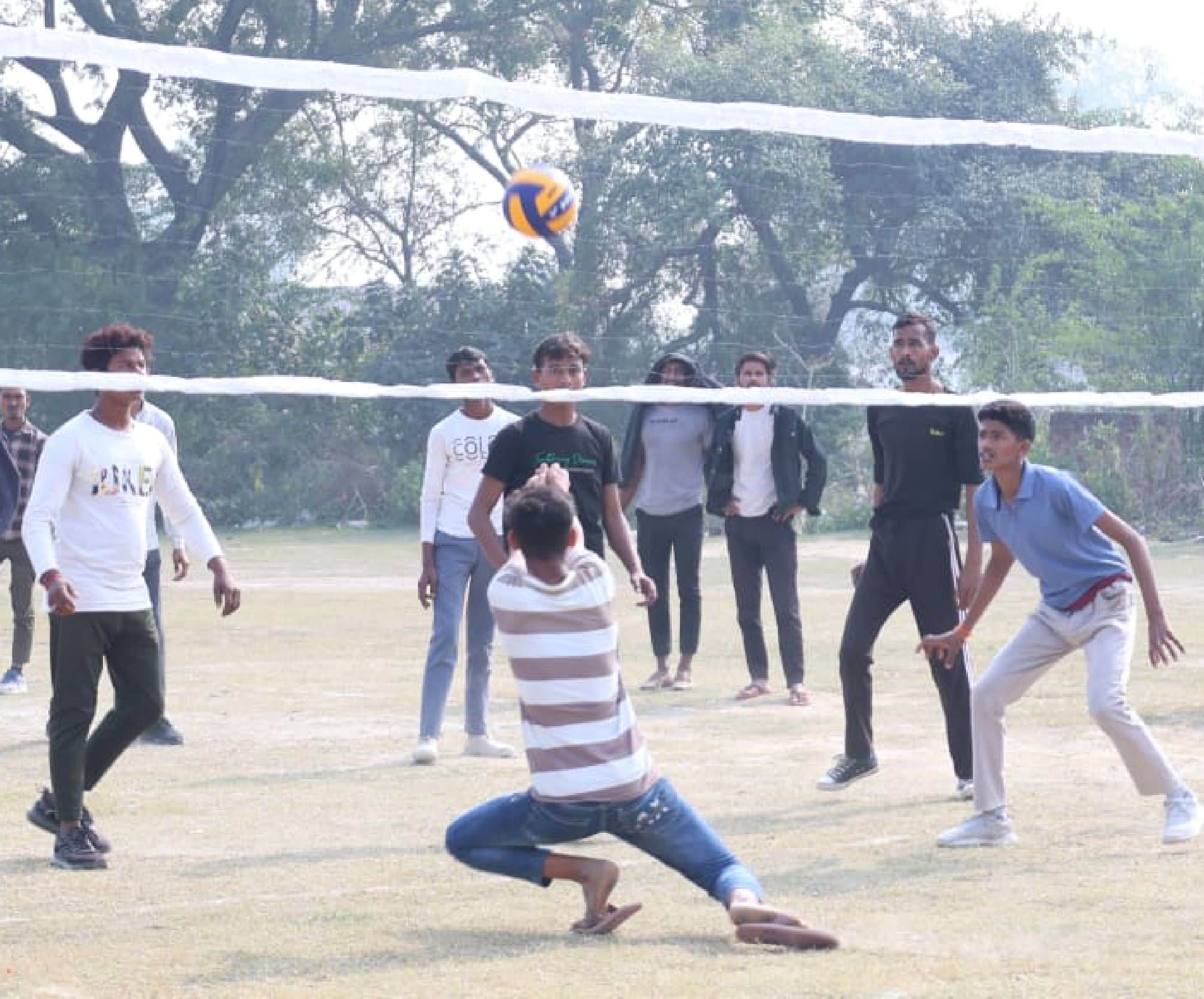 तिलोई में आयोजित खेल प्रतियोगिता में वॉलीबॉल खेलते खिलाड़ी। स्त्रोत : आयोजक