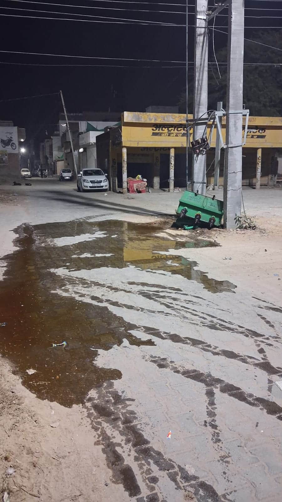 ट्रक की टक्कर से गिरा ट्रांसफार्मर। 