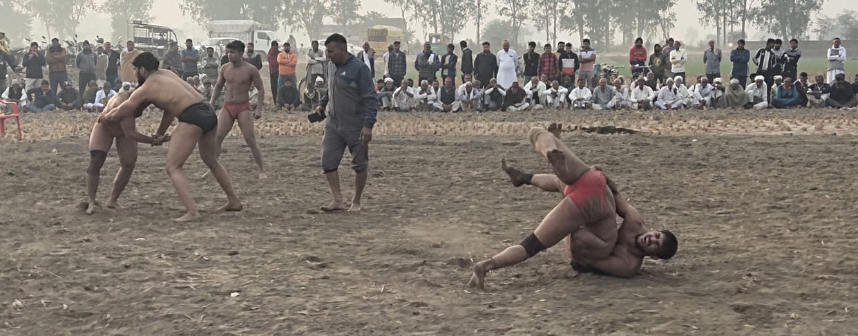 Wrestler Raja Gurjar won a prize of 11 thousand rupees in the wrestling match.