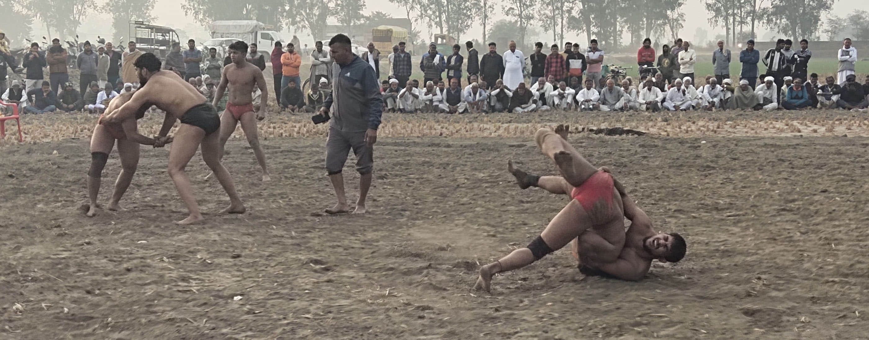 दंगल प्रतियोगिता में भाग लेते पहलवान। संवाद