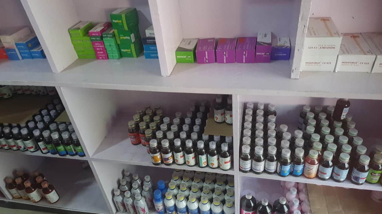 दुकान में रखा हुआ कफ सिरप।