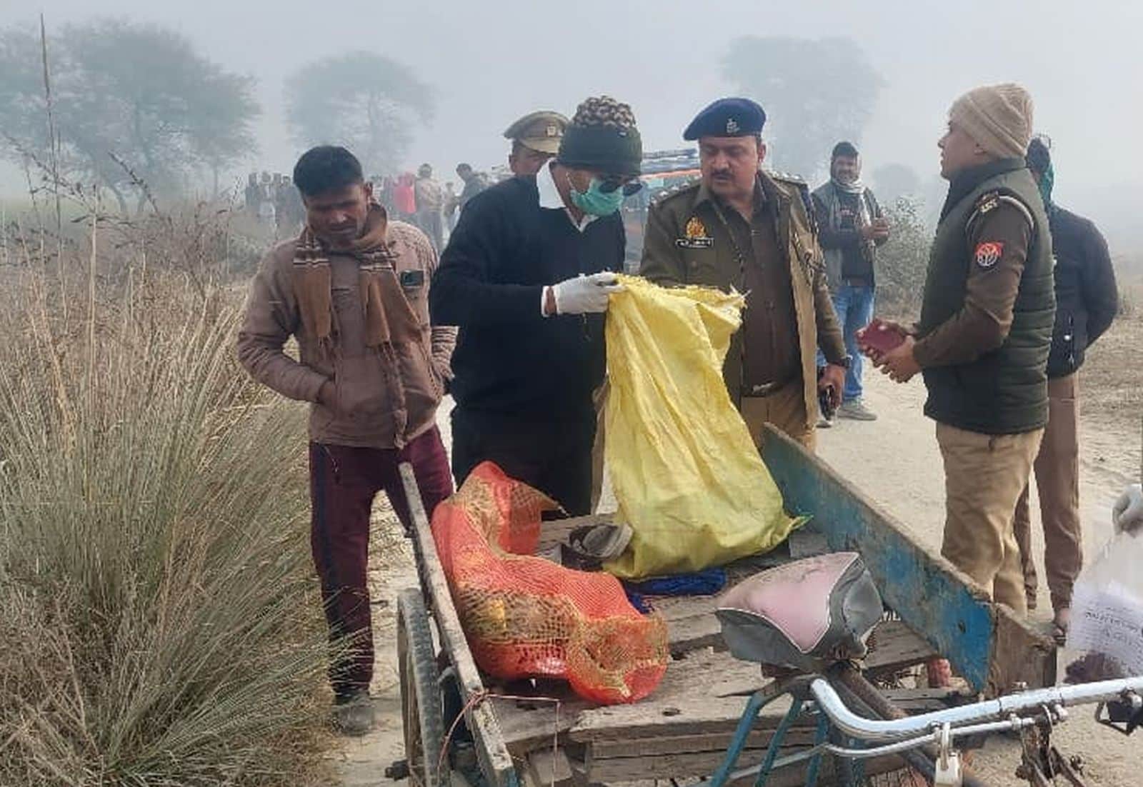 ठेले में रखा मिला सामान देखती पुलिस। संवाद