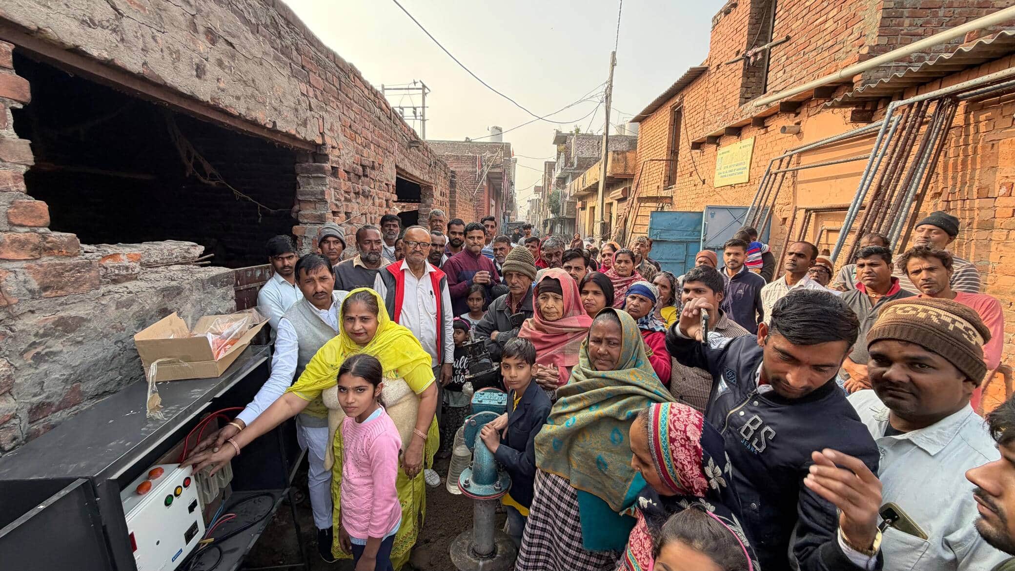 दलबीर नगर में ट्यूबवेल का उद्घाटन करते पार्षद सरोज वर्मा। स्रोत : स्वयं