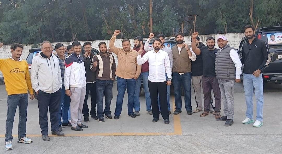 दिल्ली के लिए रवाना होते कांग्रेस कार्यकर्ता। स्रोत : प्रवक्ता