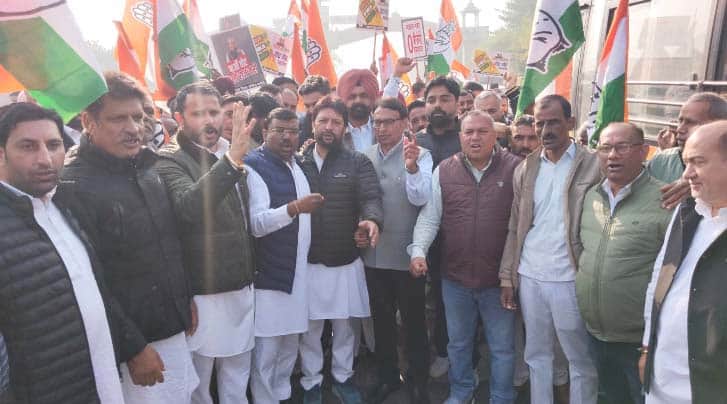 .दिल्ली में कांग्रेस की महा रैली के रवाना होते करनाल कांग्रेस कमेटी के सदस्य।