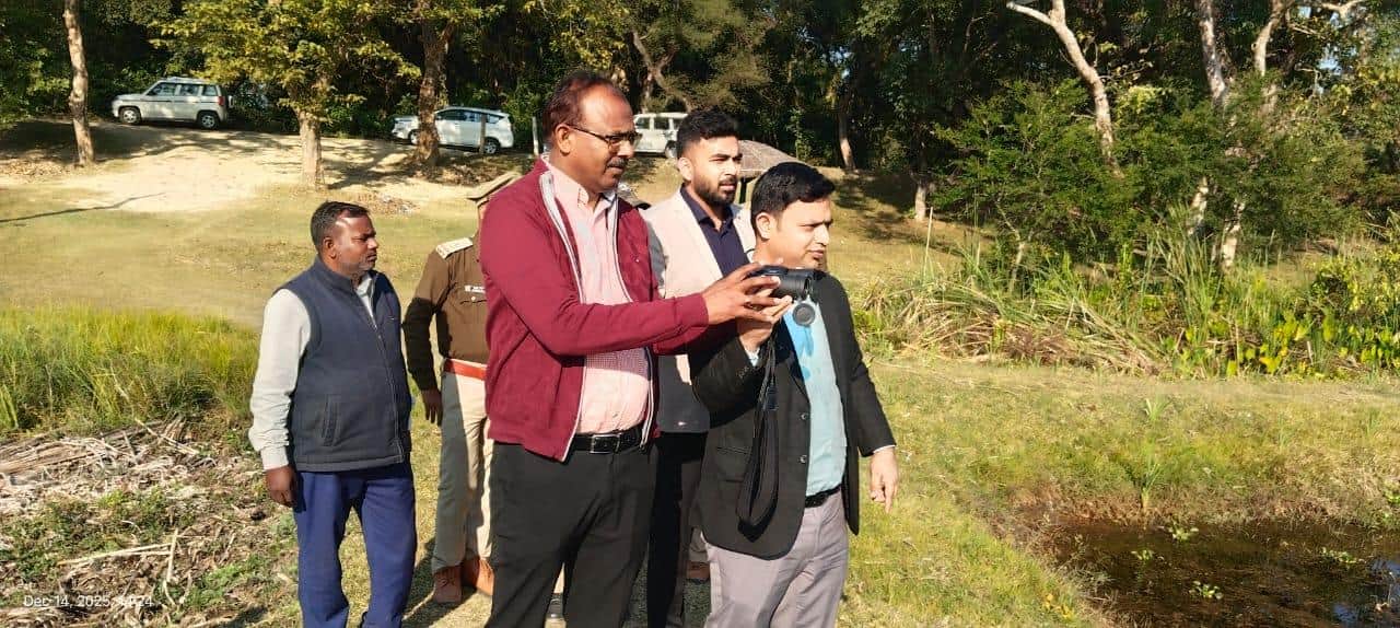 दरजिनिया ताल का निरीक्षण करते डीएम संतोष कुमार शर्मा। 