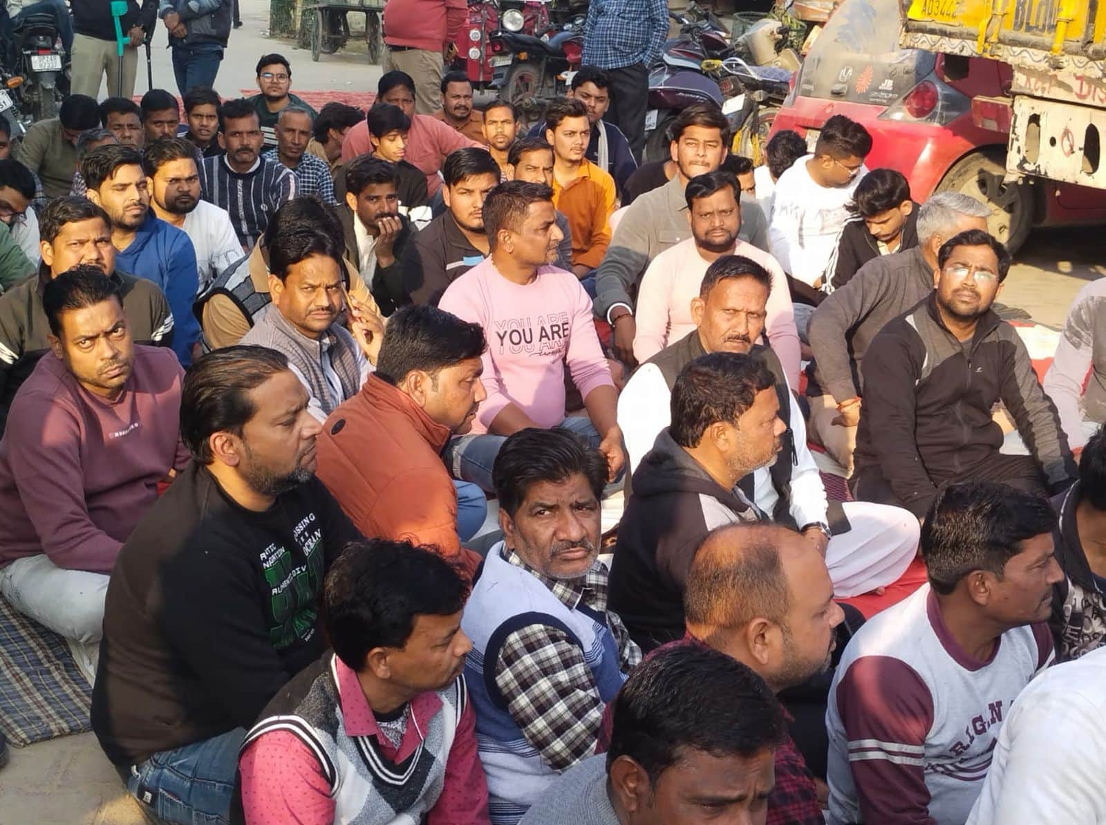 दातागंज थाने के सामने धरने पर बैठे किशोरी के परिजन। संवाद