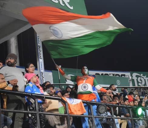 धोनी के&nbsp;फैन&nbsp;रामबाबू&nbsp;तिरंगा&nbsp;फहराते&nbsp;हुए।&nbsp;संवाद