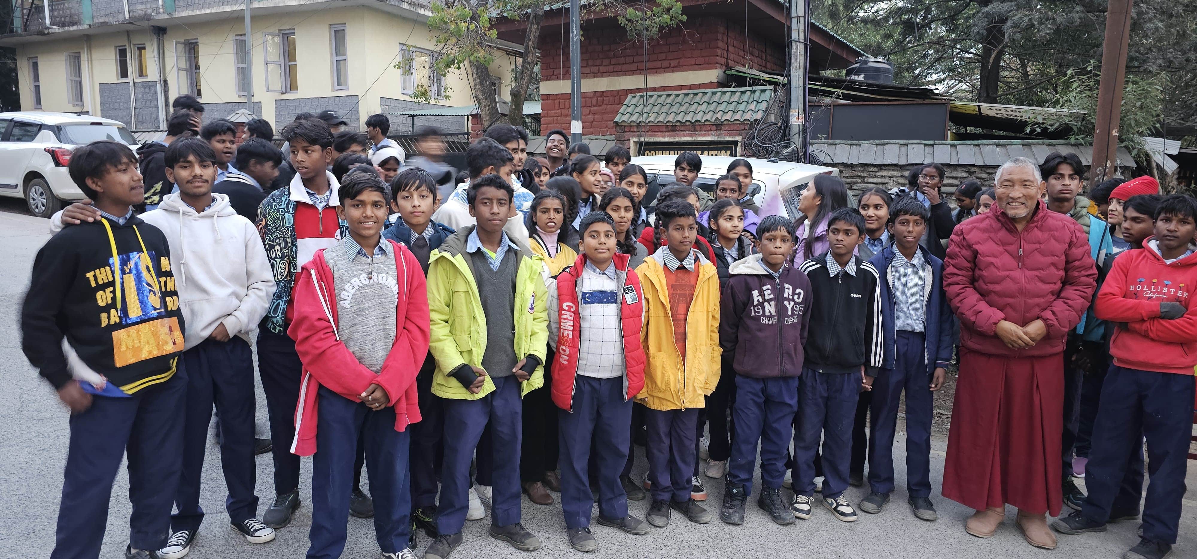 धर्मशाला स्टेडियम में भारत और दक्षिण अफ्रीका के बीच खेले क्रिकेट मैच का आनंद लेने पहुंचे टोंग-ल