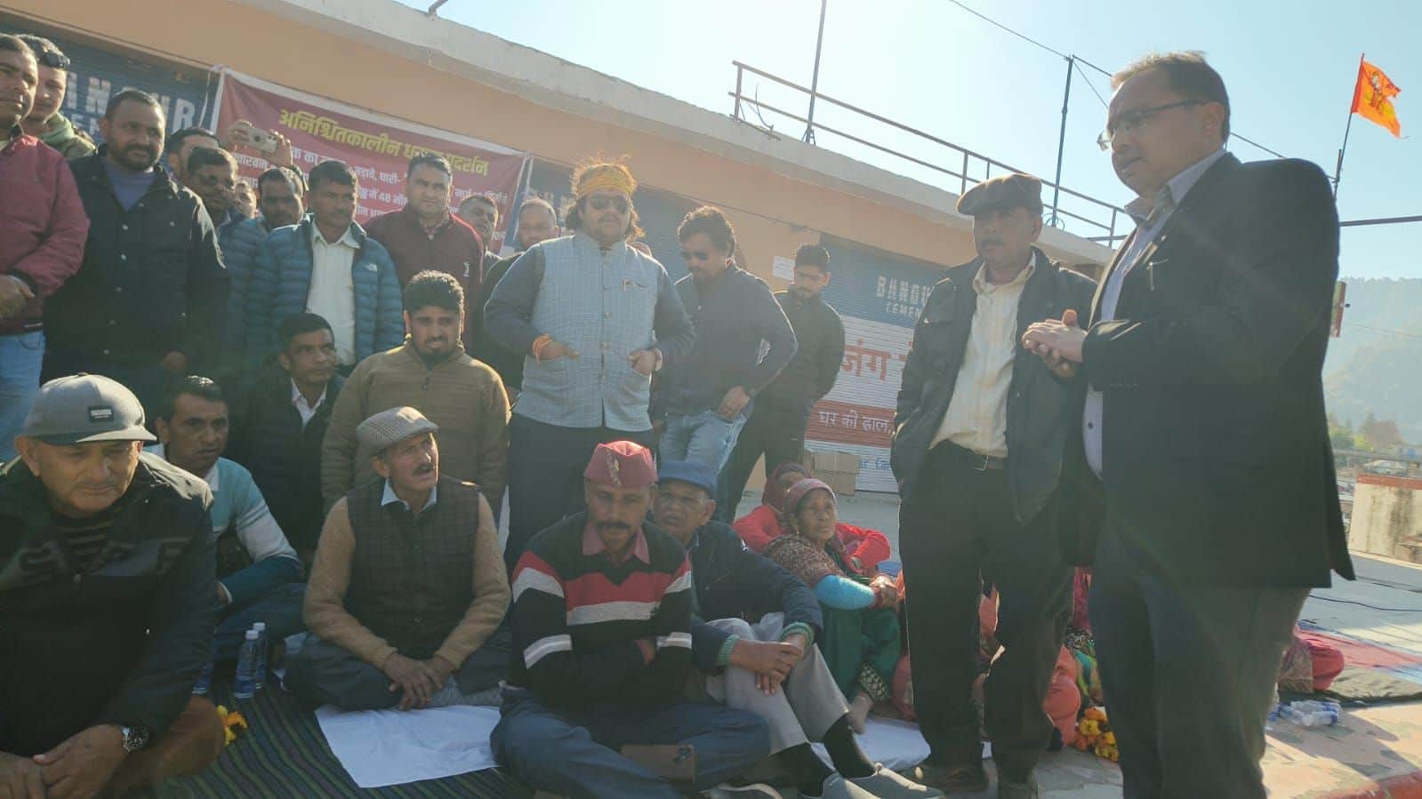 धरने पर बैठे विधायक मयूख महर और ग्रामीणों से वार्ता करते एडीएम योगेंद्र सिंह। संवाद