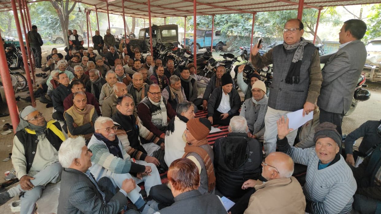 Retired employees demonstrated and submitted a memorandum.