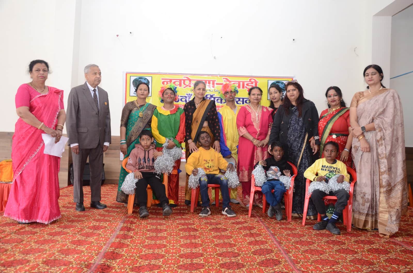 वार्षिक समारोह में एक मंच पर आए बच्चे व लोग। स्रोत : संस्था