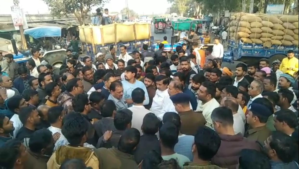 Over Rs 14 lakh looted in broad daylight by throwing chilli powder in the eyes of the accountant