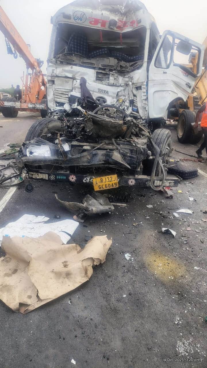 10...रोहतक स्थित महम के 152डी पर रविवार को हुए सड़क हादसे में इसी ट्रक में फंसा था राजस्थान के