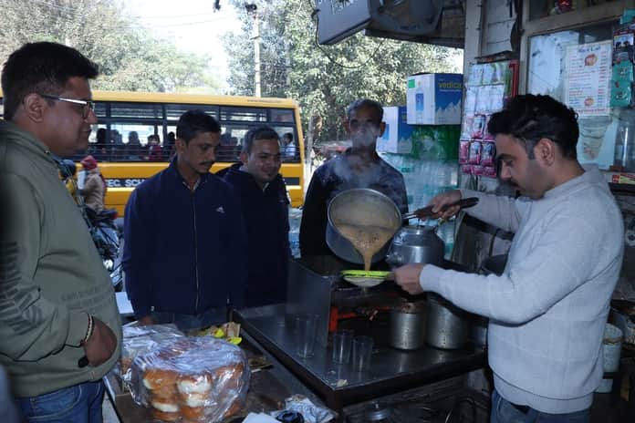 14...रोहतक में अशोका चौक स्थित दुकान पर गिलास में चाय डालते दुकानदार। संवाद