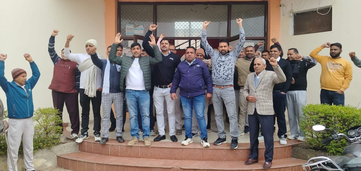 Electricity employees held a gate meeting and chanted slogans in Julana.