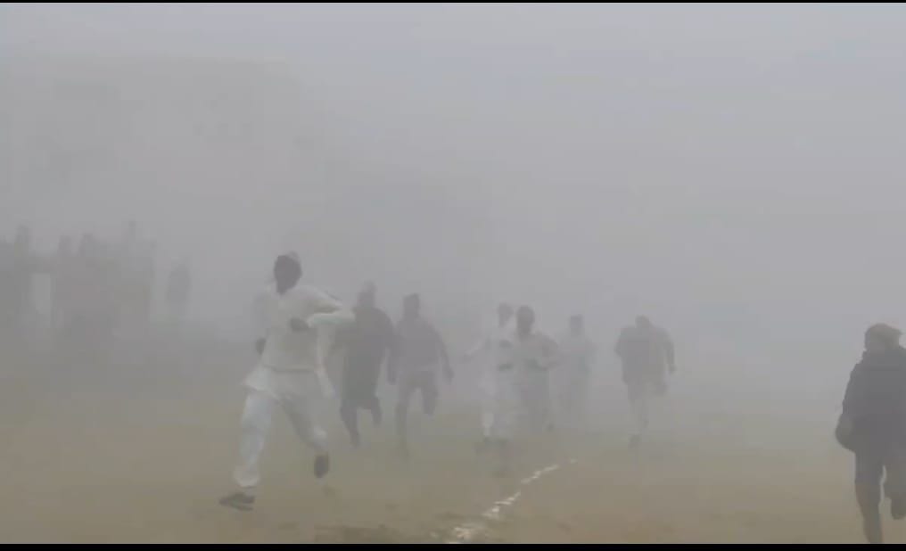 In Poli village, the enthusiasm of the elderly overcame the dense fog, as they participated in a 100-meter race.