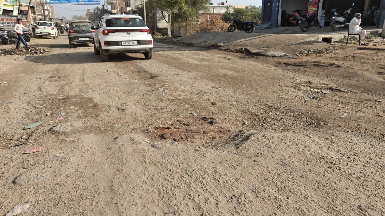 A one-kilometer stretch of road has been broken for a year.