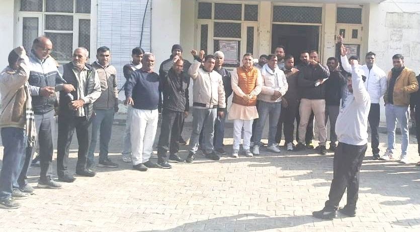 Electricity workers protested against the online transfer policy.