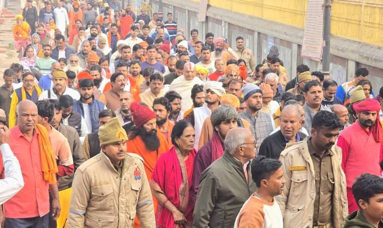 A huge crowd gathered to pay their last respects to the leader of the temple movement