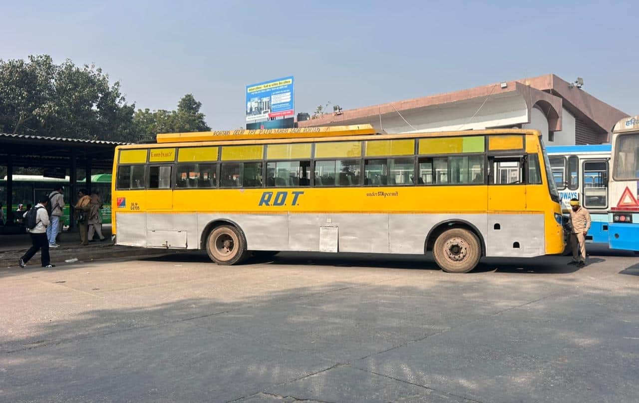 27...रोहतक बस स्टैंड पर खड़ी आरडीटी की बस। संवाद