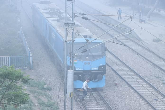 40...रोहतक रेलवे स्टेशन के निकट घने कोहरे के दौरान ट्रेन के आगे से अपनी जान की परवाह किए बगैर स