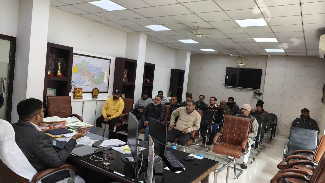 52...नगर निगम कार्यालय में आयोजित बैठक के दौरान डेयरी संचालकों से बात करते निगम आयुक्त डॉ. आनंद