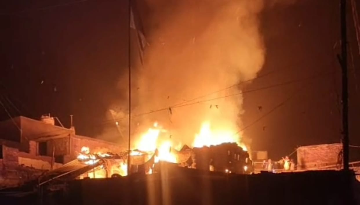 massive fire broke out in Motihari Bihar killing an elderly man and injuring two others
