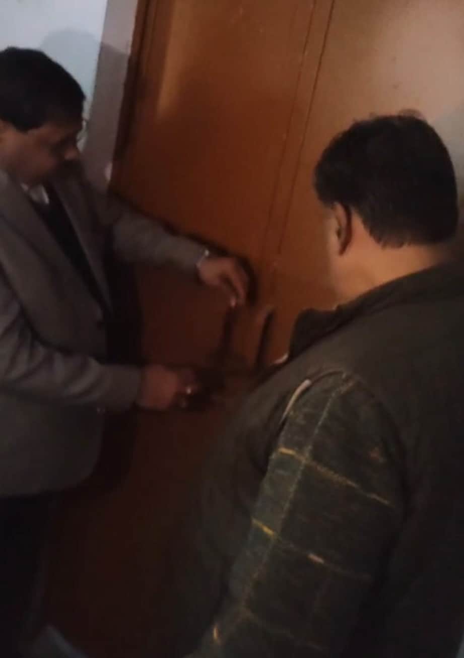 अलीगंज में बार रूम पर दूसरा ताला डालते अधिवक्ता। संवाद