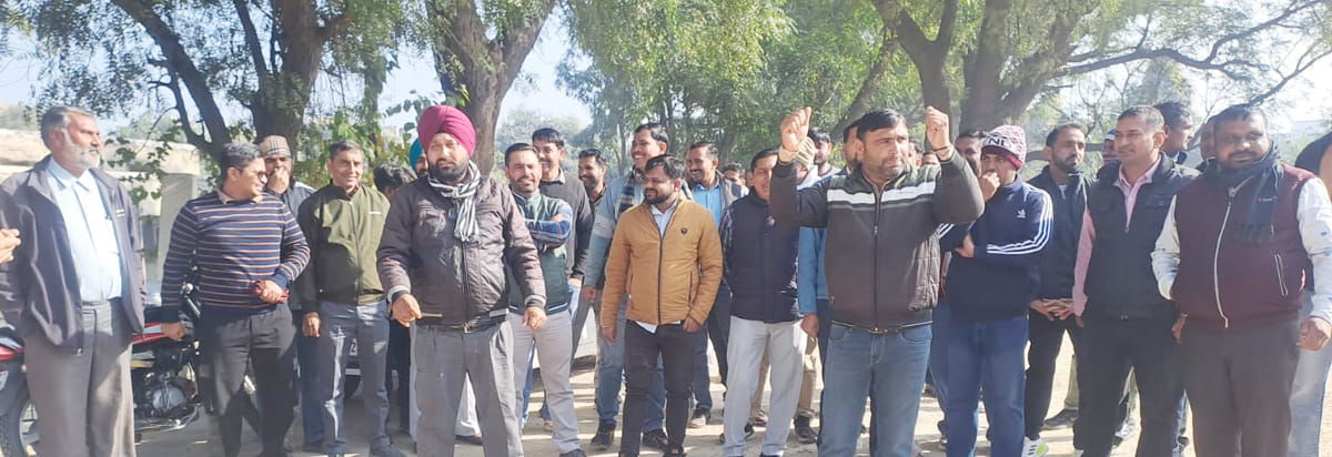 Electricity workers protest against online transfer policy