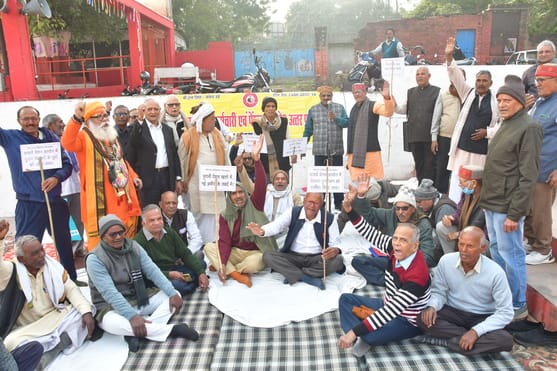 Pensioners stage sit-in protesting exclusion from 8th Pay Commission