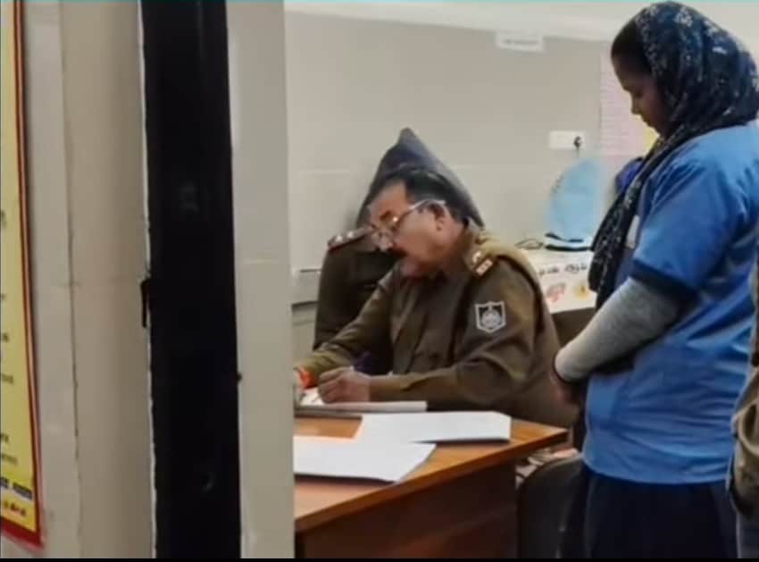 अस्पताल में जांच करती पुलिस।