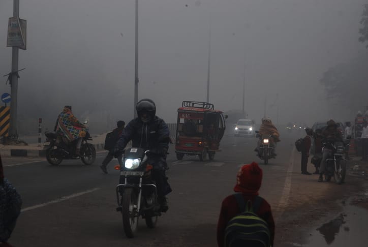 Fog persists for the third day, leaving people shivering in the cold.