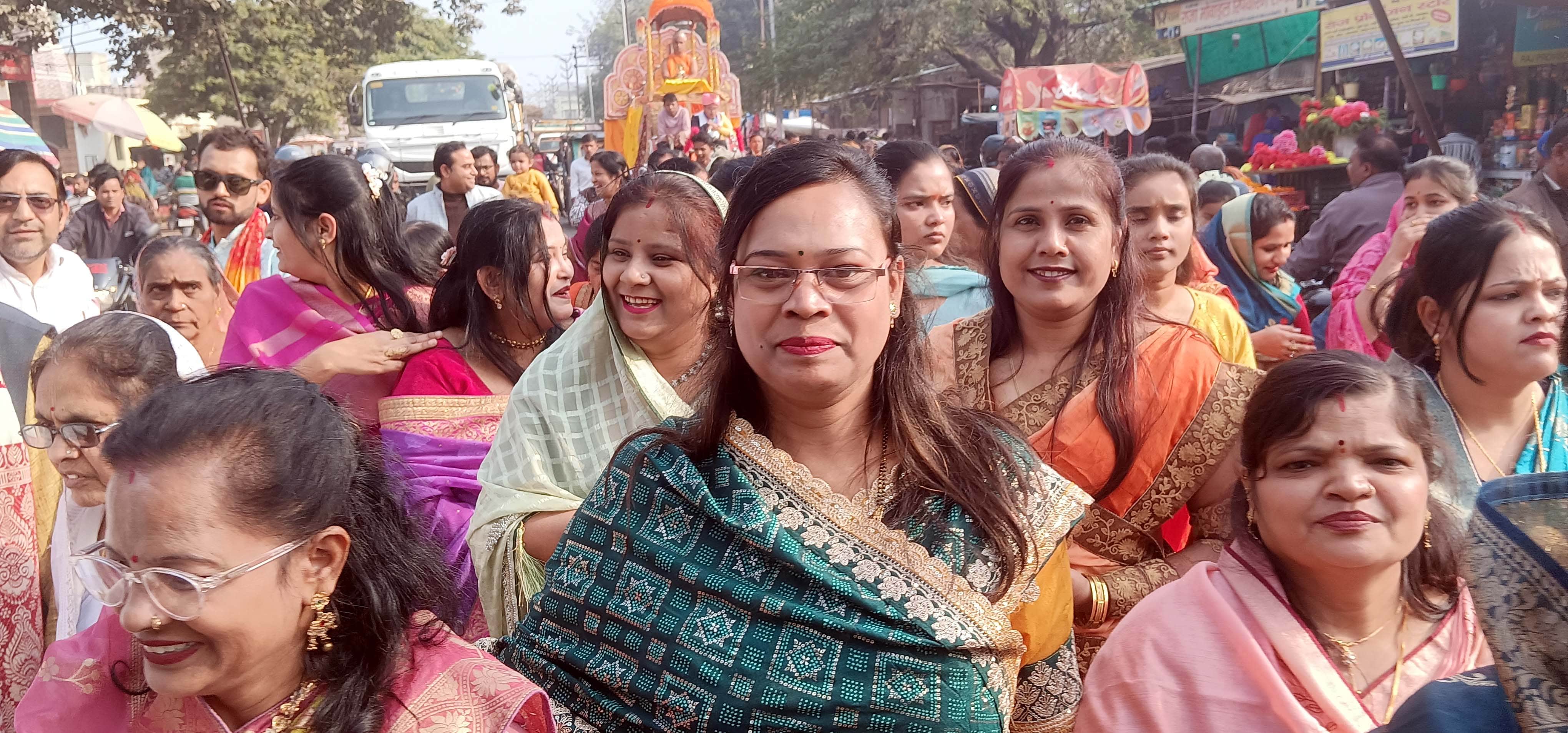 बाह में भगवान पार्श्वनाथ एवं चंद्र प्रभु के जन्म कल्याणक महोत्सव पर निकाली गई श्रीजी की रथयात्र