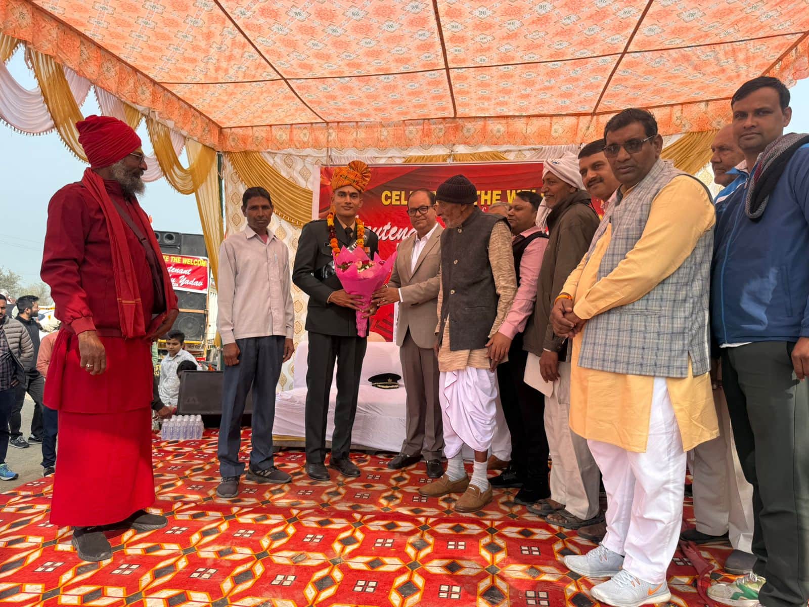 भारतीय सेना में लेफ्टिनेंट बनने पर बधाई देते विधायक अनिल यादव। स्रोत : ग्रामीण