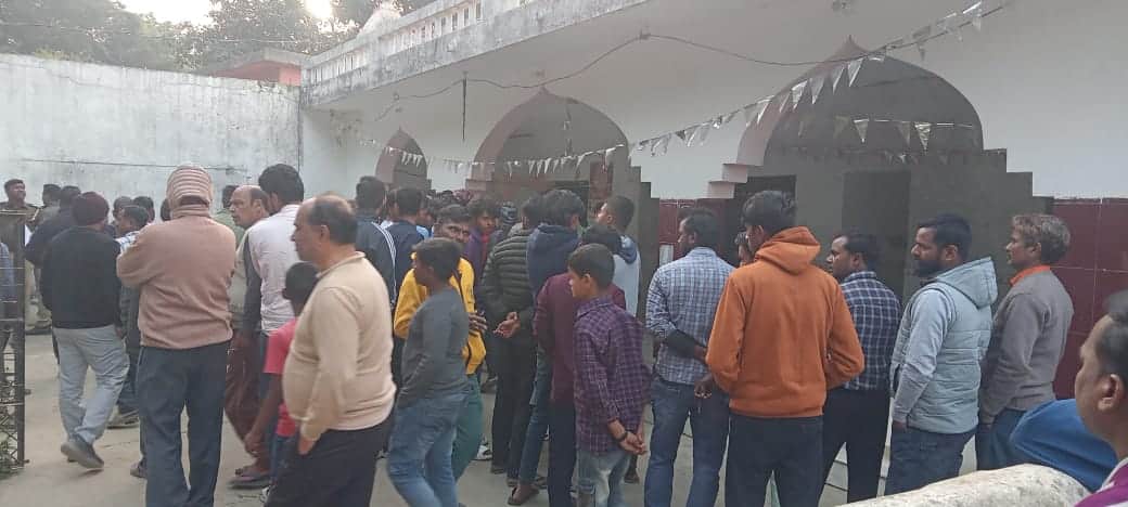 भटनी नगर के रामपुर खुरहुरिया वार्ड में फंदे से लटके युवक के शव मिलने पर जुटे लोग। जागरूक पाठक