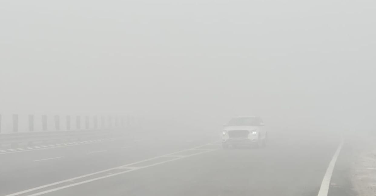 Due to fog, vehicle speeds slowed down, and trains arrived 30 minutes to one and a half hours late.