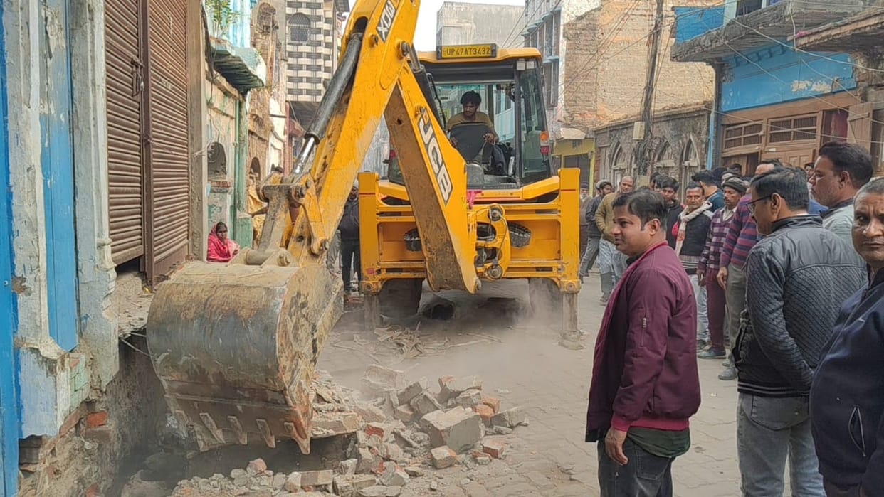 Dumper and truck collide in dense fog, two injured