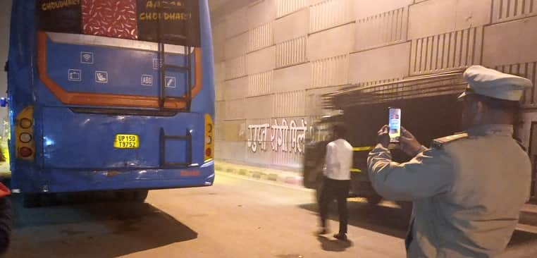 बरेली मोड़ चौराहा पर डग्गामार बस का चालान करता पुलिसकर्मी। संवाद