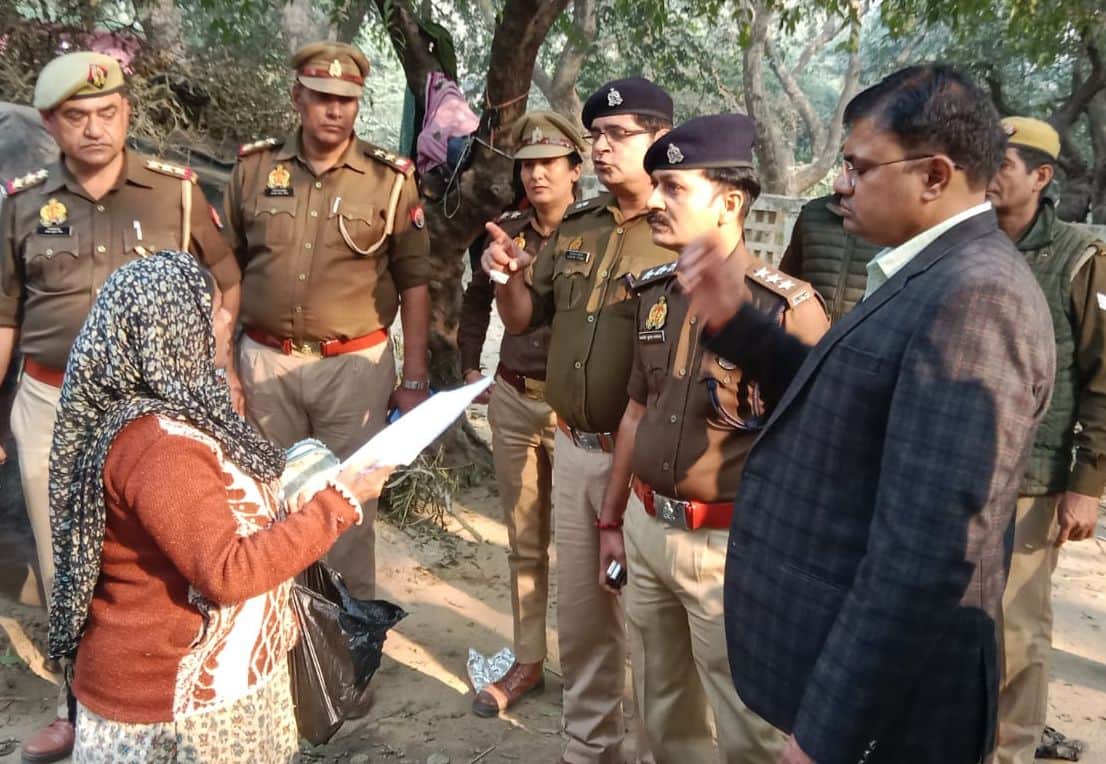 बड़े सरकार पर लोगों से बात करते पुलिस-प्रशासन के अधिकारी। संवाद