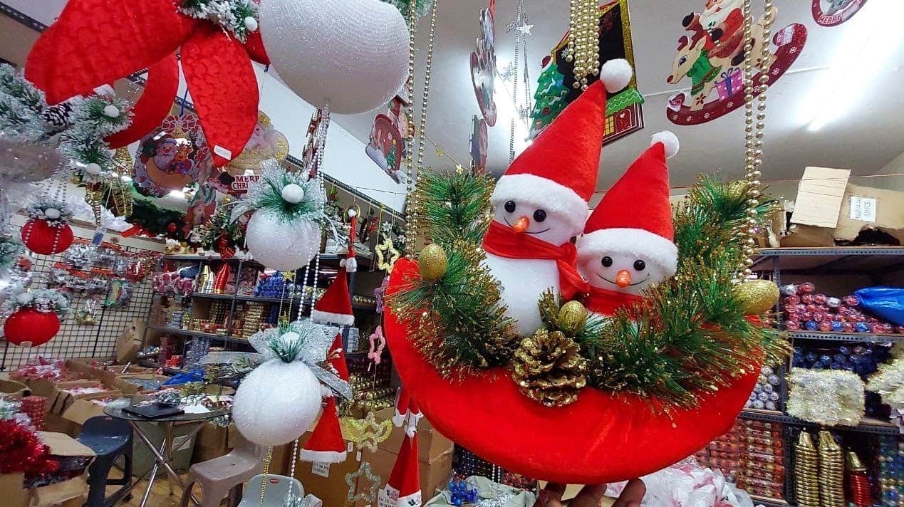 बावल मार्ग पर क्रिसमस को लेकर सजी दुकान। संवाद