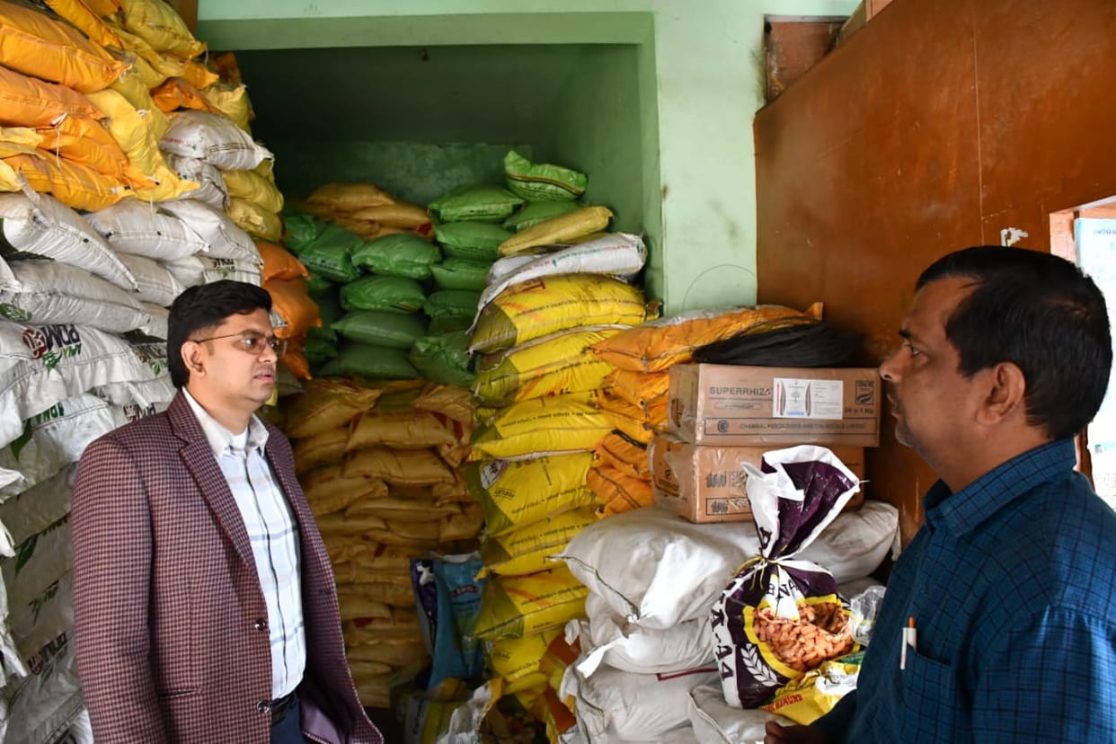 DM inspected the fertilizer shop and gave instructions.