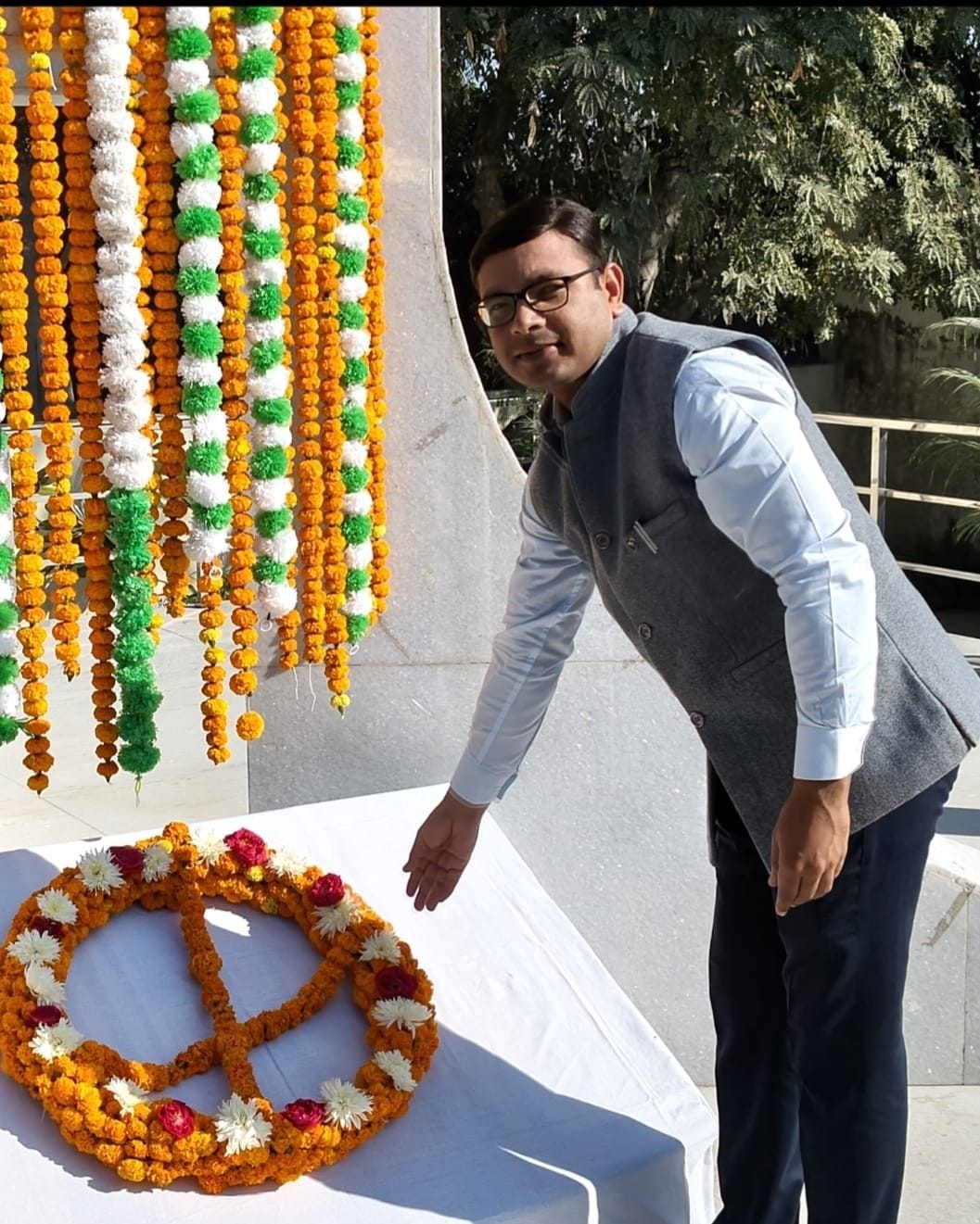 Tribute was paid to the immortal martyrs by offering floral wreaths at the war memorial.