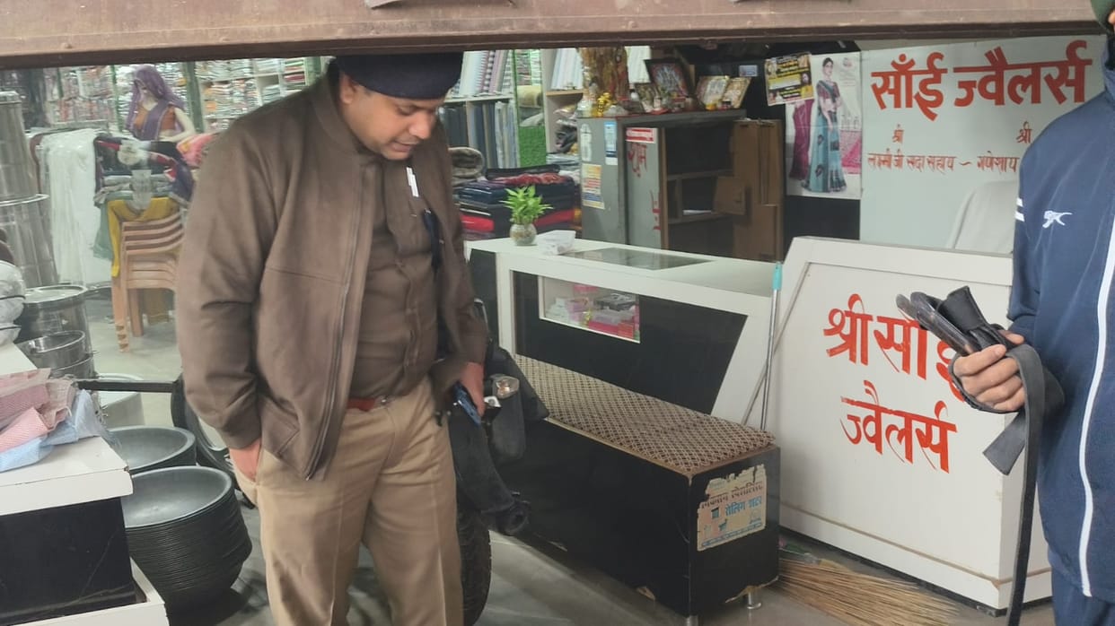 Theft of Rs 1.25 crore from two shops