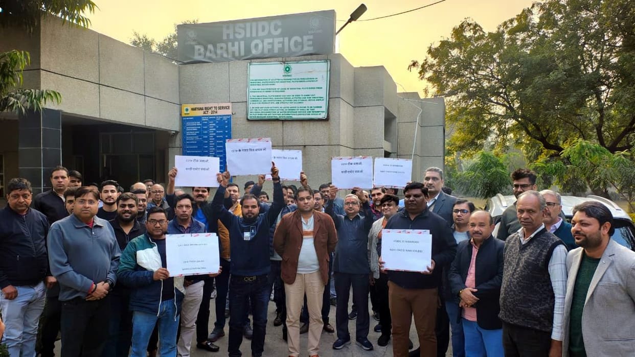 Industrialists protest against 25 percent increase in CETP bills.
