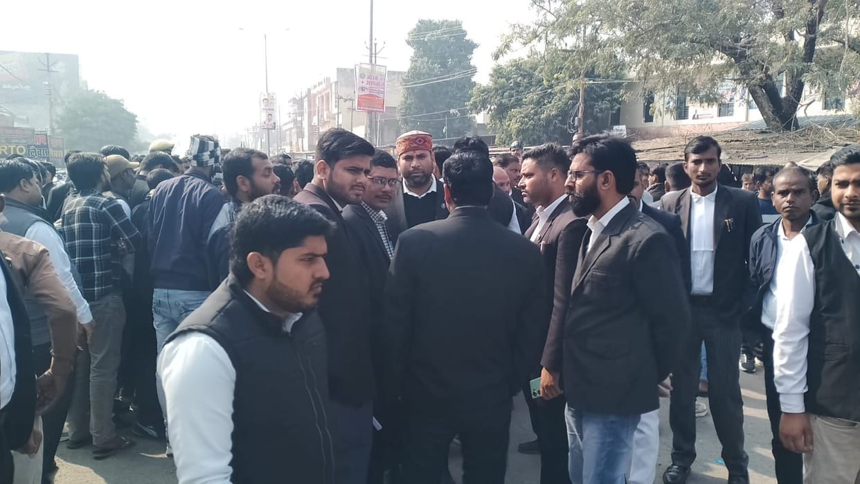 Angry with the FIR of beating, the lawyer along with his colleagues blocked the road.