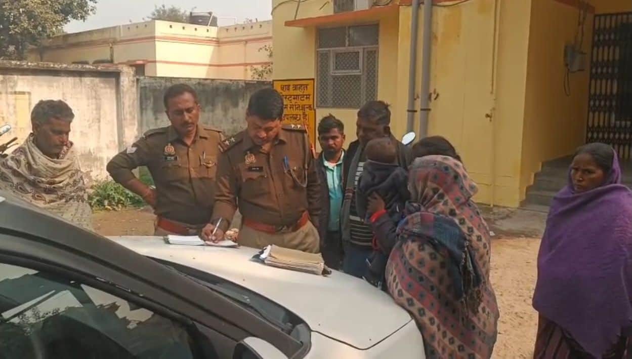 फोटो-20- आनंद के आत्महत्या की घटना में पोस्टमार्टम हाउस में परिजनों से जानकारी लेती गंगाघाट कोत