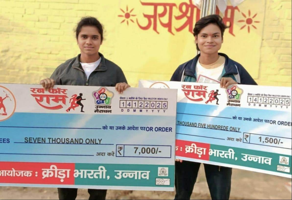 फोटो-28-प्रतीकात्मक चेक के साथ प्राची और शिक्षा कुशवाहा। स्रोत: परिजन